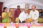 Sri. W.D. Ashok, Trustee, Seshadripuram Educational Trust facilitating the guest.